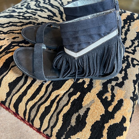 Gently worn, Koolaburra fringe sandals, size 9 - Picture 2 of 3